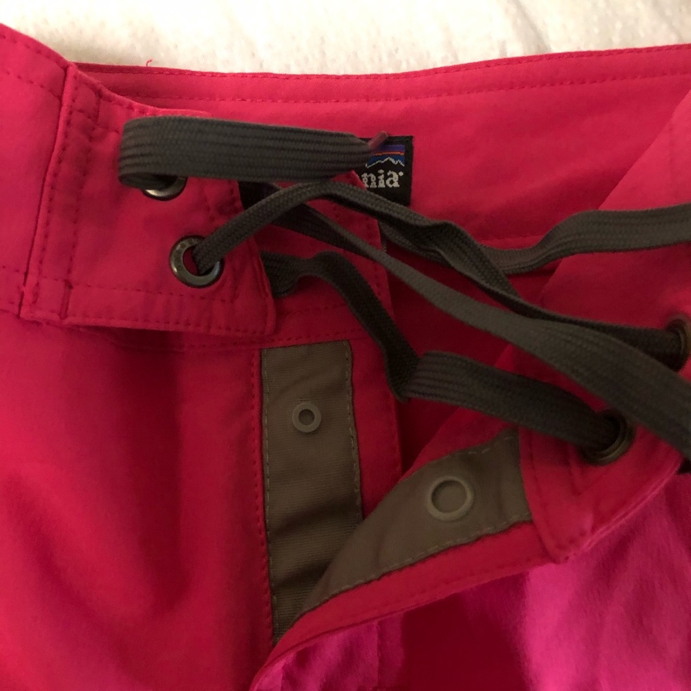 Patagonia Women’ Fuchsia Pink Shorts. - Picture 5 of 7